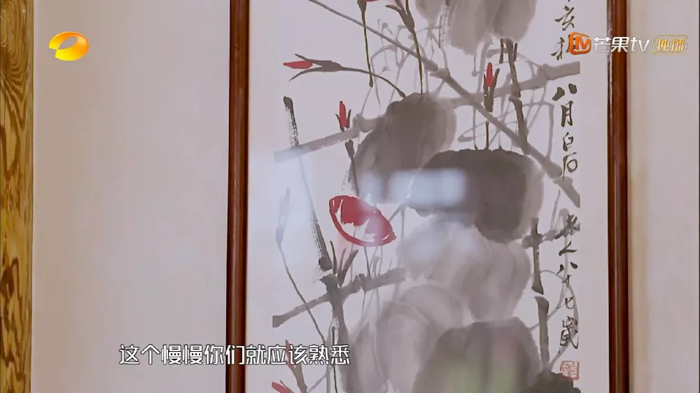 王刚北京四合院曝光,摆300年黄花梨桌子,网友:现实版和珅