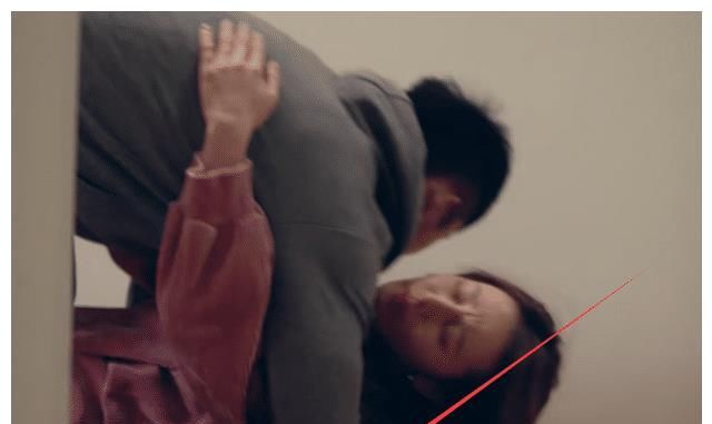 黄景瑜把热巴扑倒，看清他抱热巴的手势，才是对女演员最好的保护