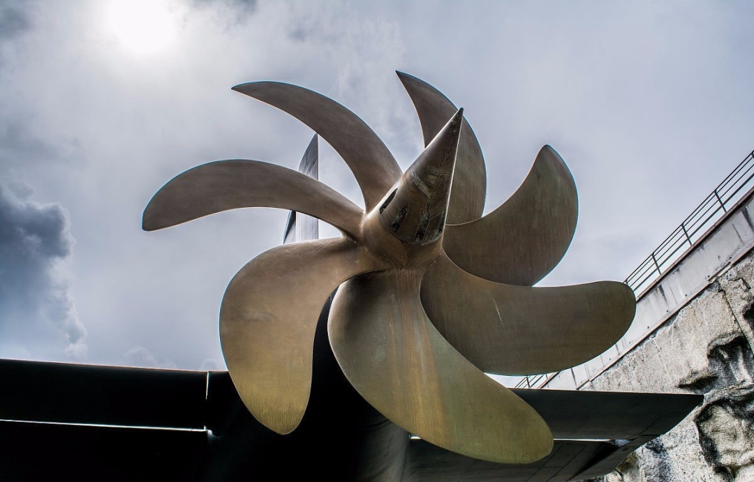 为什么辽宁舰的屁股后面总有鲨鱼尾随？难题至