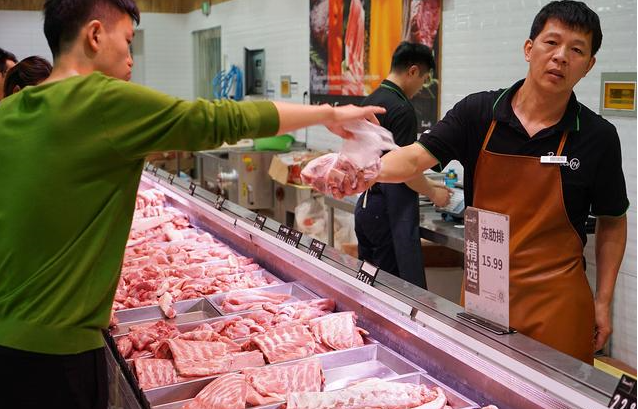 猪肉价格持续走低，民众终于吃得起猪肉，为何现在却不乐意买了？