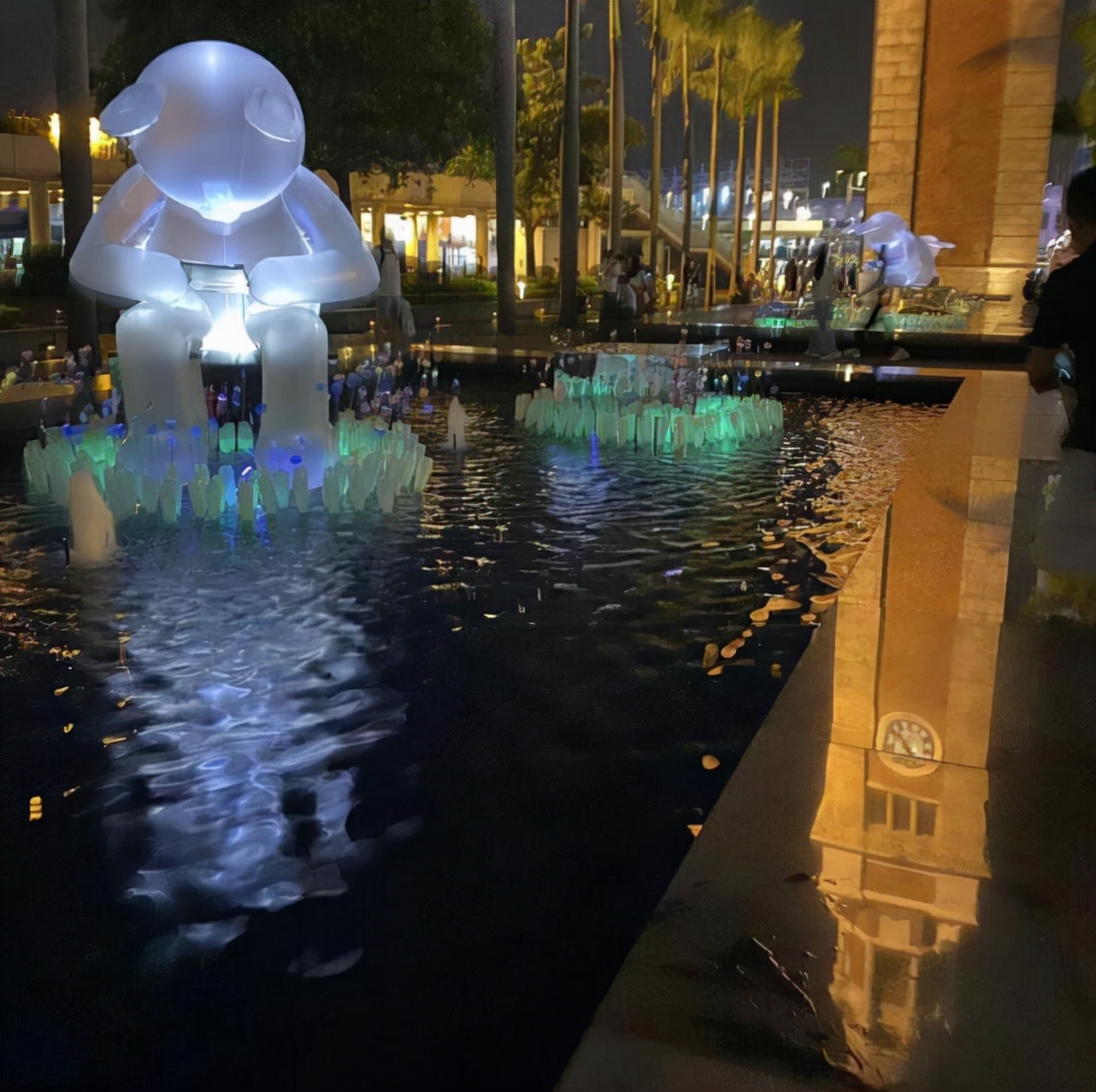 梁咏琪一家三口散步，6岁女儿身高快到妈妈肩膀，五官精致超漂亮