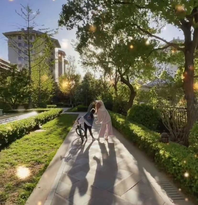 王寶強10歲女兒長大啦！ 和馬蓉同框雙腿又細又長，長相卻更像爸爸