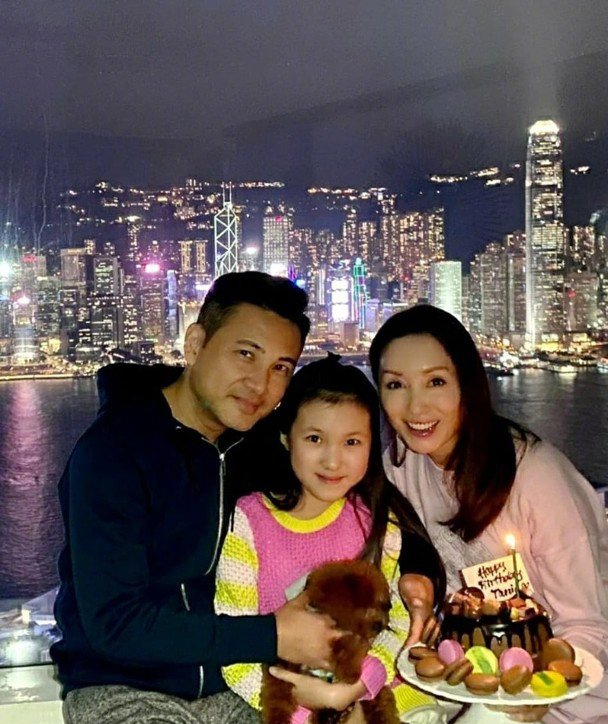 50岁郭可盈晒与女儿合影，消瘦太多大变样，上亿