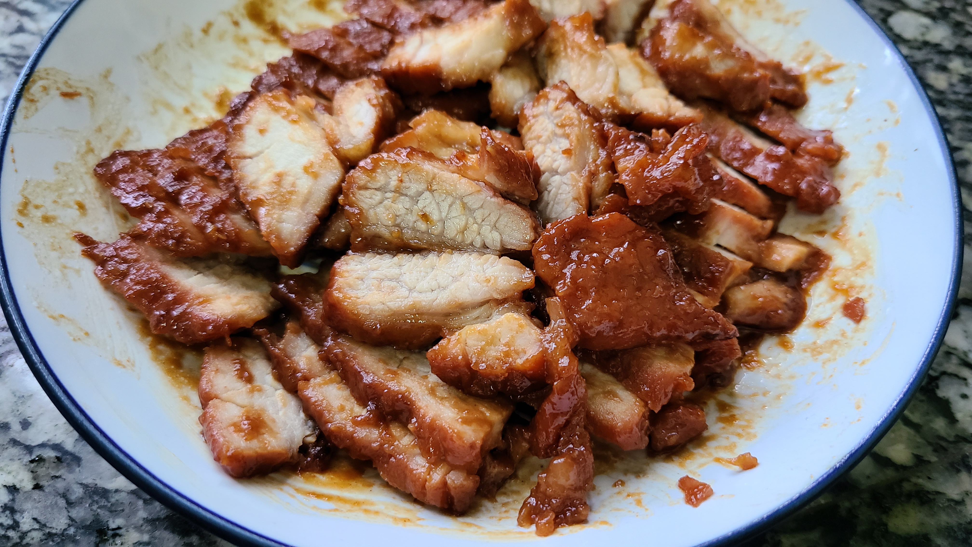 蜜汁叉烧，是广东很出名的一道菜，好吃又好看，太香了
