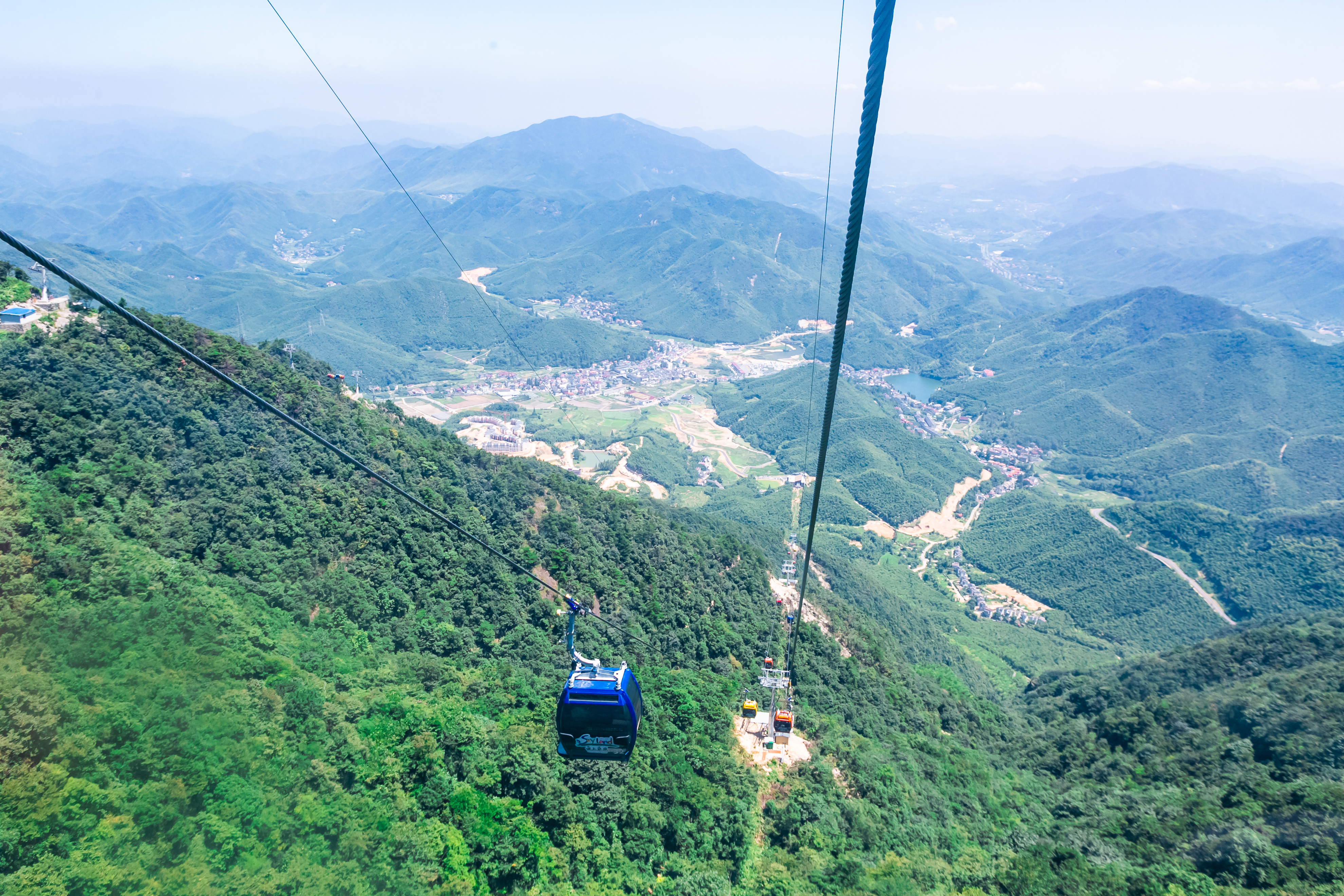 安吉县,据悉投资了30亿历时两年才建成,其海拔高度1168米,只能坐缆车
