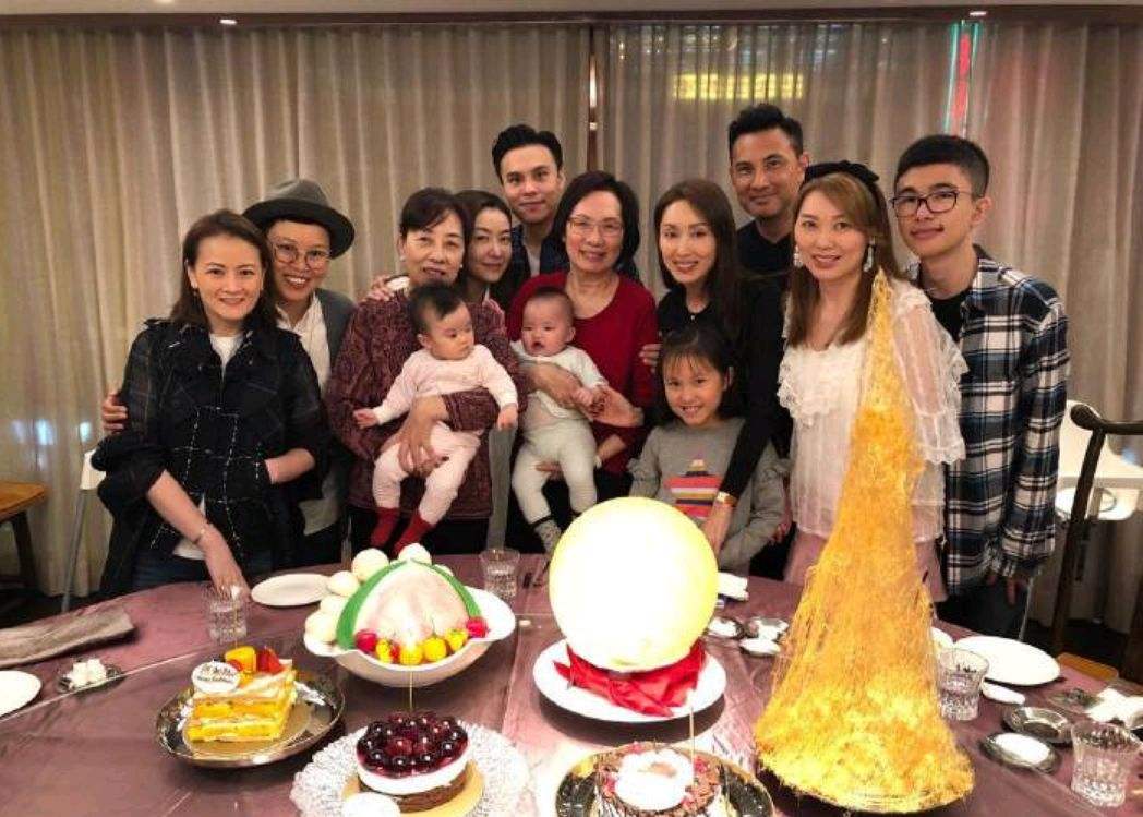 郭可盈一家過萬聖節，49歲女富豪保養好，為拍照出動四五台相機