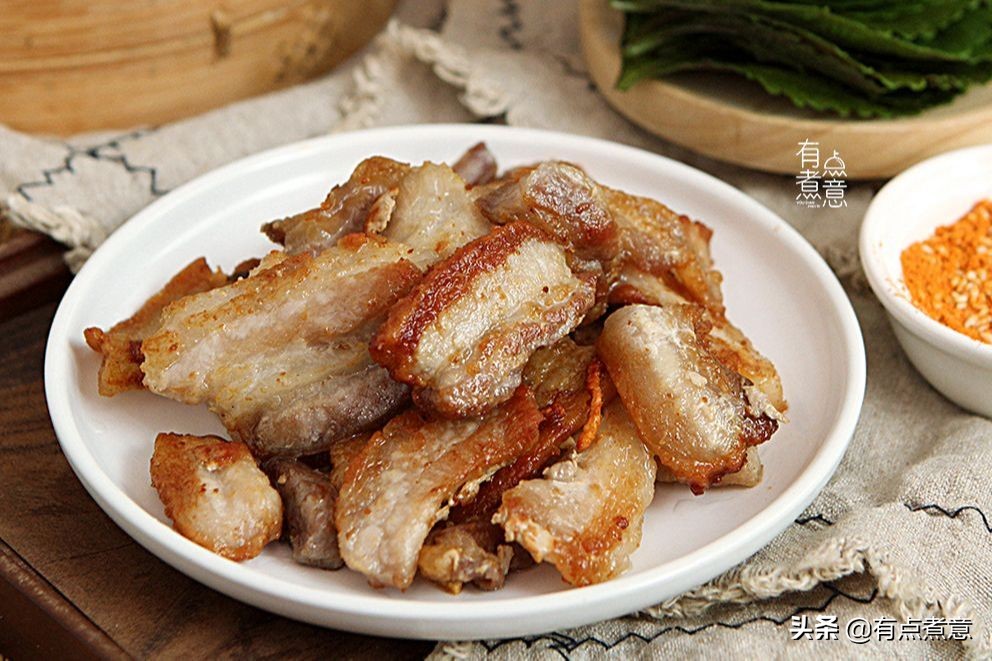 五花肉買來不炒不燉，拿葉子包起來，清香不油膩，下酒下飯真過癮