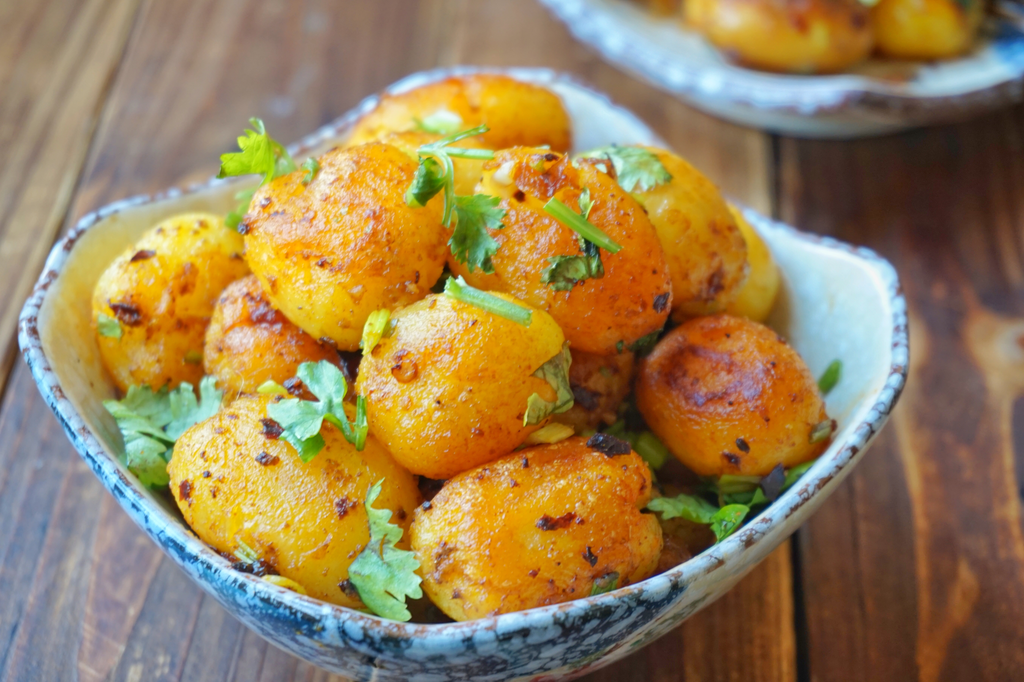 家常蒜香小土豆，香味浓郁，焦黄脆嫩，能当主食又能当菜