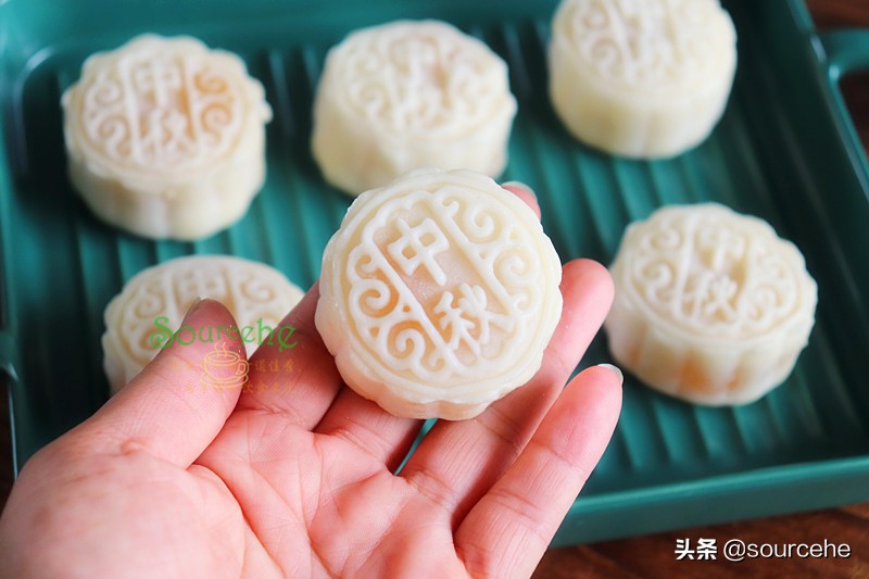 中秋月饼，不用烤箱就能做，冰爽软糯，甜而不腻，淡淡的凤梨清香