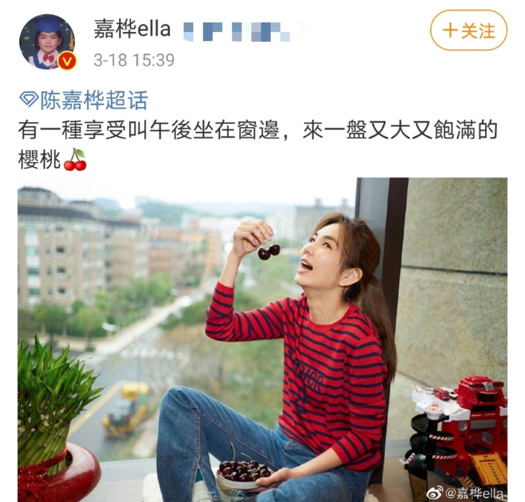 Ella晒美照39岁身材瘦成纸片，被儿子529元平价玩具抢镜