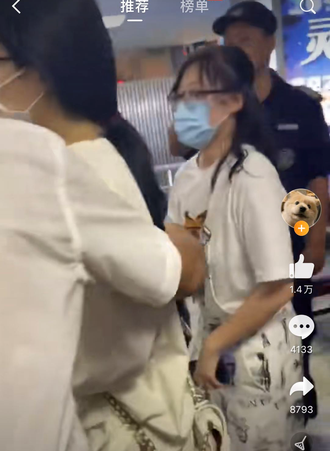 The9喻言也遇猥琐男 大叔当众伸手紧搂 艺人吓得急忙逃开 娱乐 蛋蛋赞