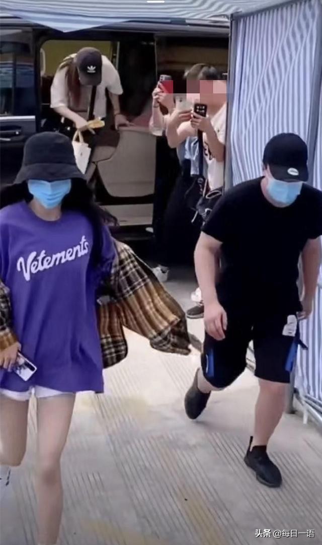 杨幂险走光，遭代拍下蹲专拍大腿裙底，粉丝称