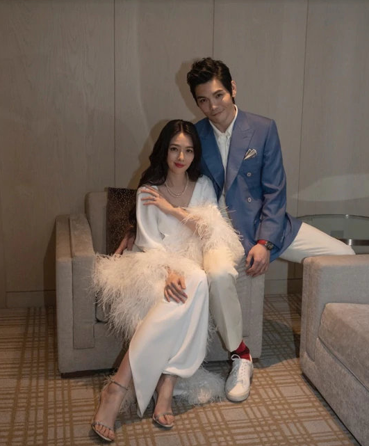 郭碧婷女儿百日宴，穿羽毛裙合照站最边角，“