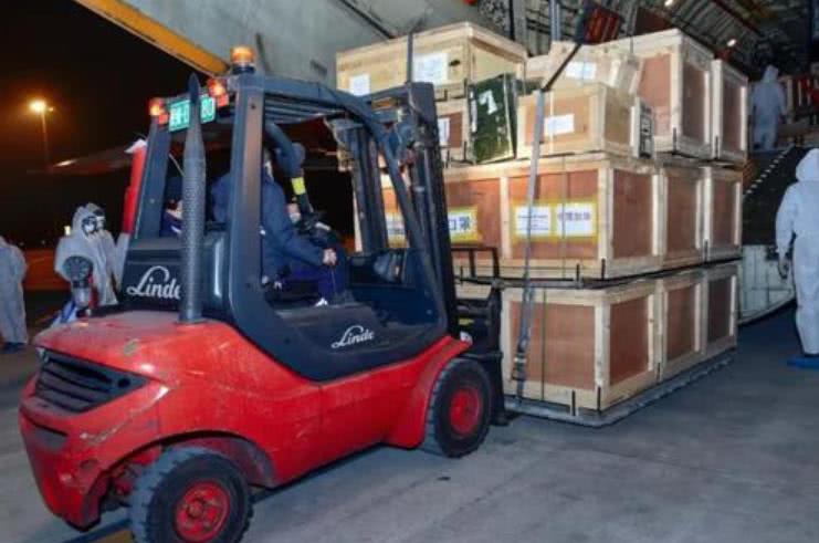 巴铁空军捐赠50万只口罩，助成飞恢复生产，巴：