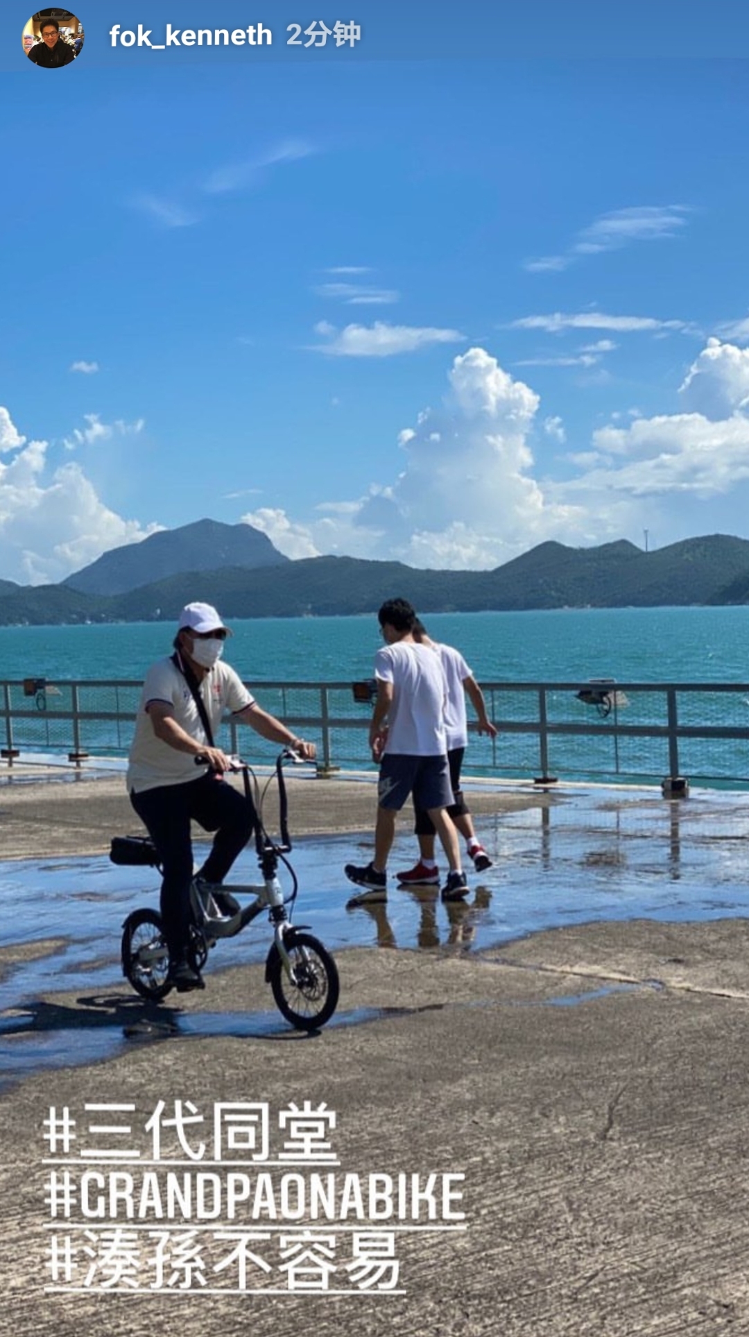 42岁霍启刚晒全家福庆生，携妻儿骑单车并表白：有你们便足够