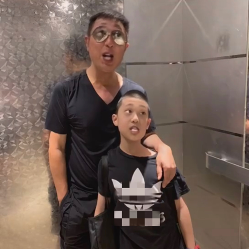 林永健10岁儿子大变样，五官长开留平头无星味，