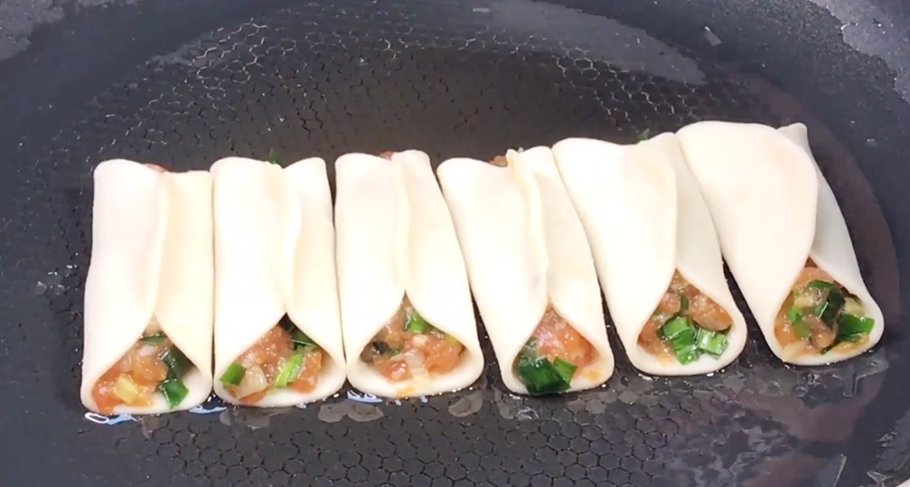 鍋貼好吃，有人用澱粉，有人用麵粉，教你正確做法，出鍋鮮香酥脆