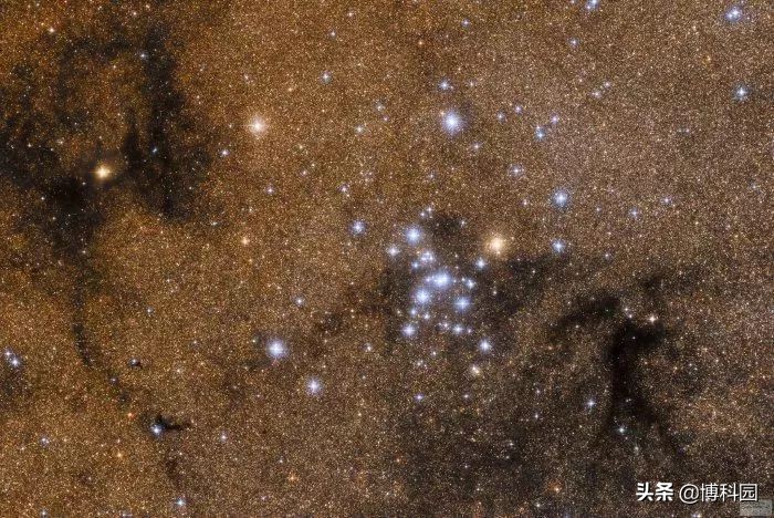 这个球状星团，距离银河系中心只有2280光年，速度达58.1 km/s