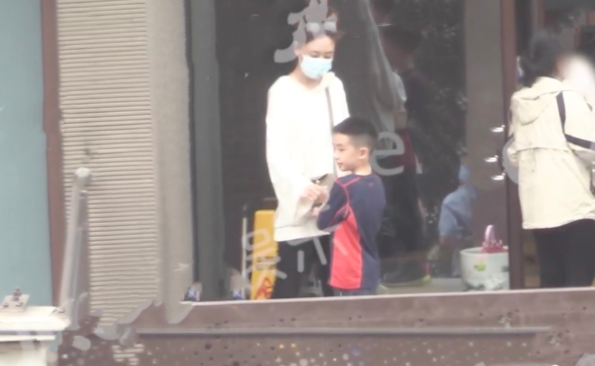 應采兒定居上海送兒子上國際學校，接Jasper放學時表演跳舞很賣力