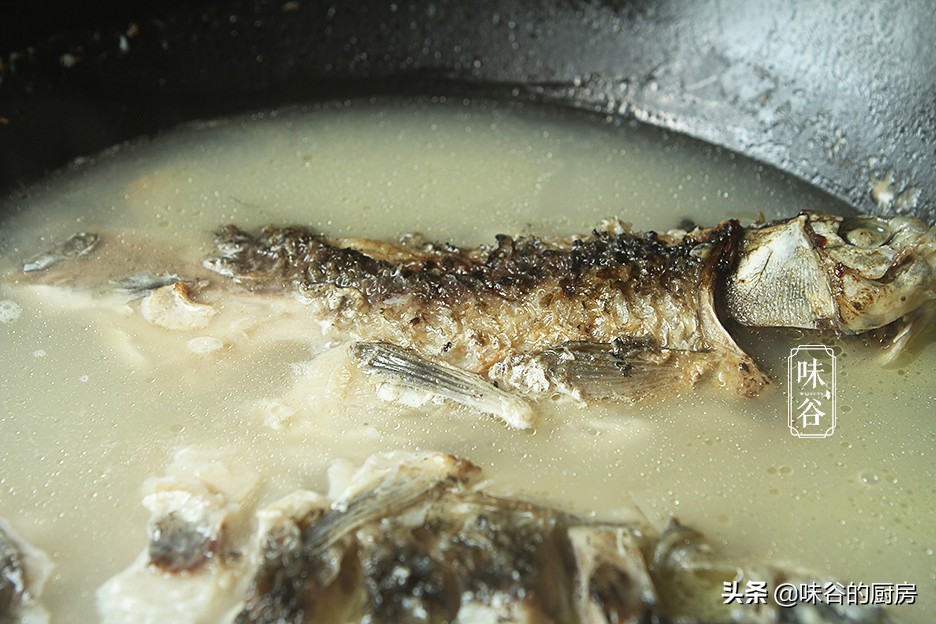 無論燉什麼魚，牢記住這2點，煮出的魚湯又濃又白，還沒腥味