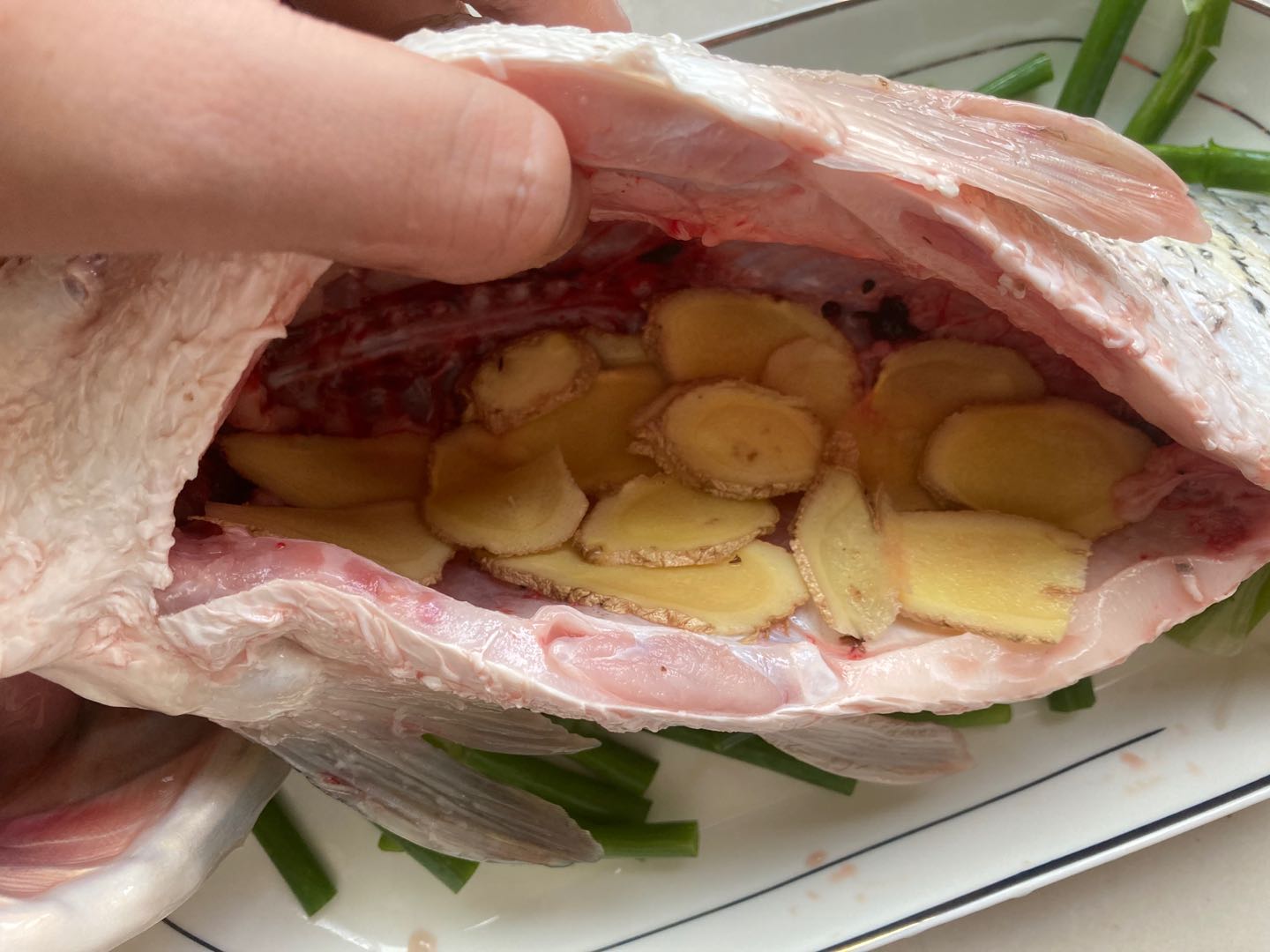 Follow Chef Wang Gang to make steamed fish without going to a restaurant. The taste is fragrant and tender, and the method is simple