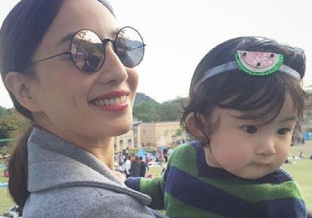 鄭希怡7歲女兒走紅，祖孫三代共用一張臉，網友：遺傳的都是優點