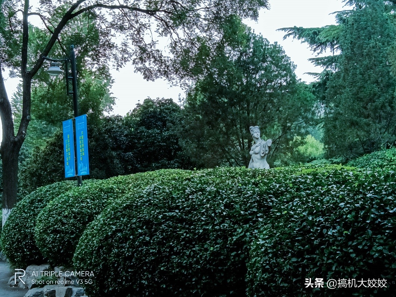 Realme V3，一款不上1000元敢跨級(jí)的100元5G手機(jī)上