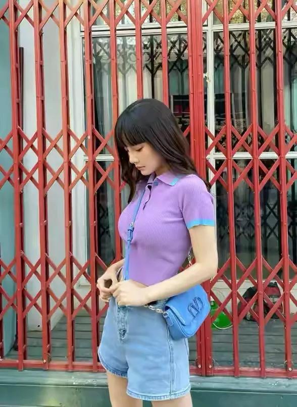 李小璐晒出近照，披肩长发妆容清纯，网友：这还是李小璐吗