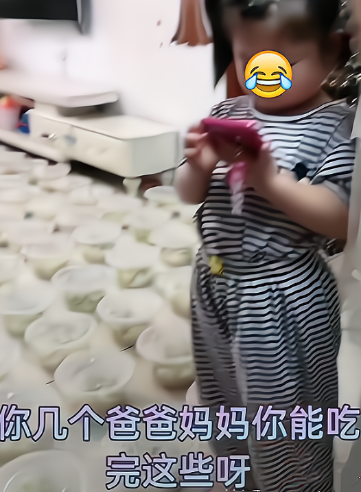 3岁女孩用爸爸手机点了100碗炸酱面！快递员在13层楼上下穿梭：你们咋点了这么多面-第4张图片-大千世界