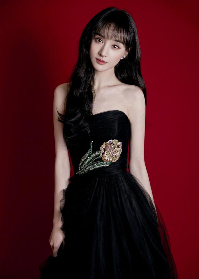 郑爽最新杂志造型曝出，穿抹胸裙配衬衫凹造型