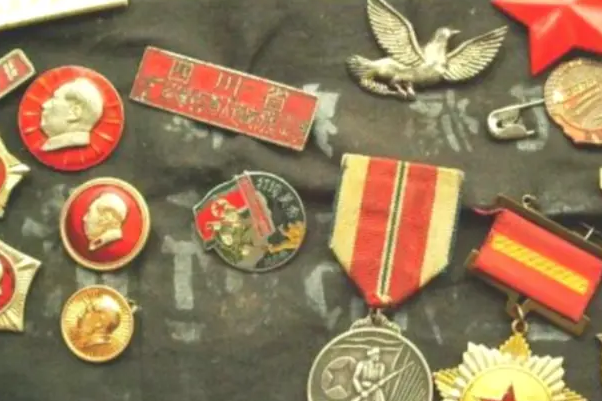 四川104岁老人去世，遗物发现56枚勋章和10个一等