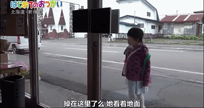 温暖！4岁和2岁姐妹花独自外出跑腿，这件事让大