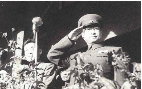 貌美护士冒死救下一战士，22年后来报恩时，女护