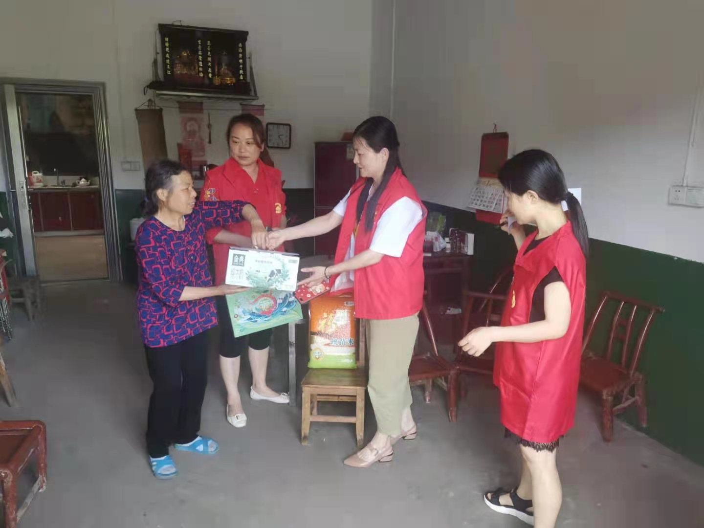 湘潭县：开展端午节前走访慰问计生特殊家庭活动
