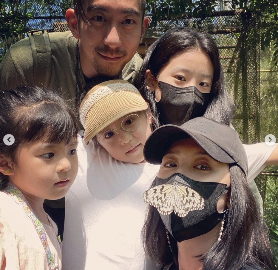 賈靜雯因疫情反彈在家享天倫之樂，給3個女兒扎同款髮型溫情滿滿