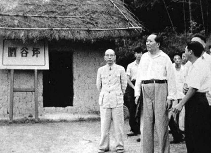 毛澤東時隔32年重回韶山，看到父母墳?zāi)蛊茽€不堪：不要修，就這樣