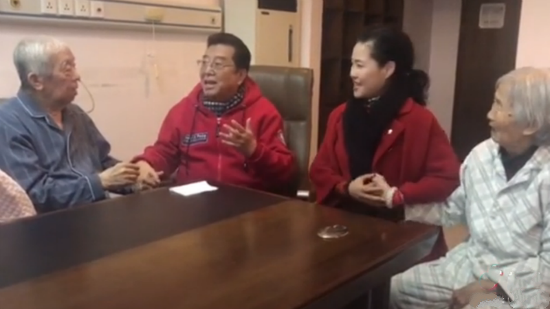 81岁李双江当证婚人，只穿卫衣显不正式，现场开唱上气不接下气