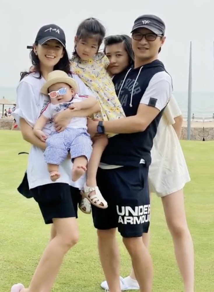 章子怡深夜晒与儿女亲吻照，忙到忘记吃月饼，在线辟谣拍《无名》