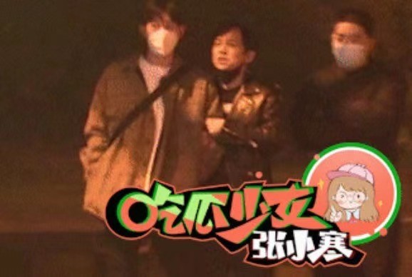 网友破案：跟何炅牵手的神秘男子，疑似比他小22岁的男星费启鸣