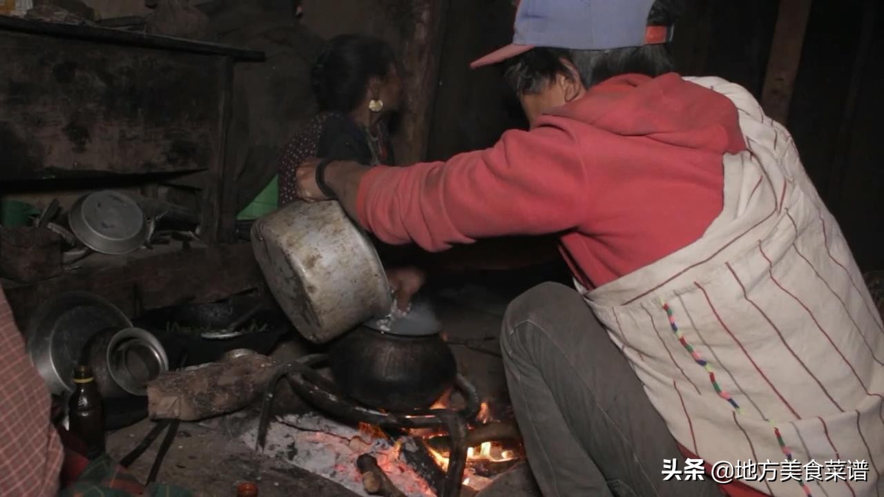 带点泡面看望尼泊尔山区穷人，主人用家中一斤多的鸡来招待我