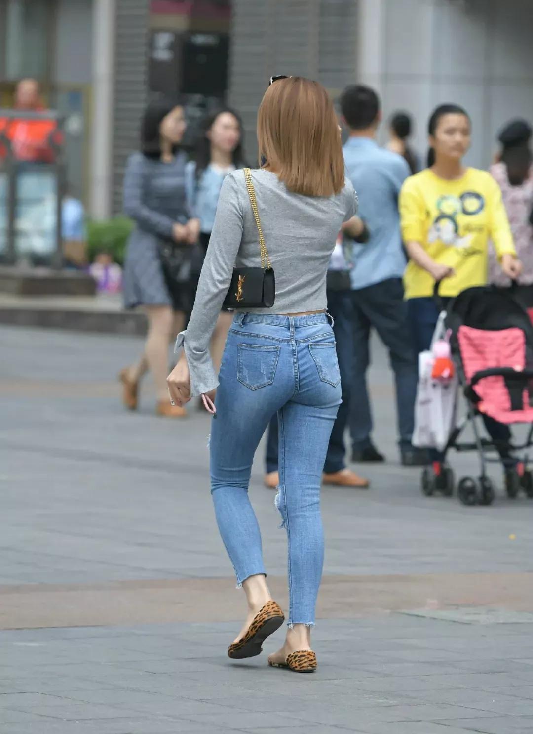 Skinny jeans casual street shot - iNEWS