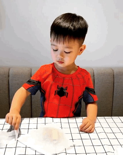 胡杏兒大兒子表演變魔術，奕霆台詞動作到位，頗有魔術師範兒