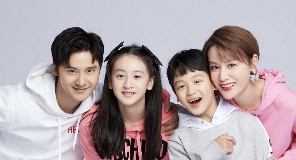 叶一茜晒儿女玩蹦床视频，13岁森碟美丽动人，大长腿十分抢镜