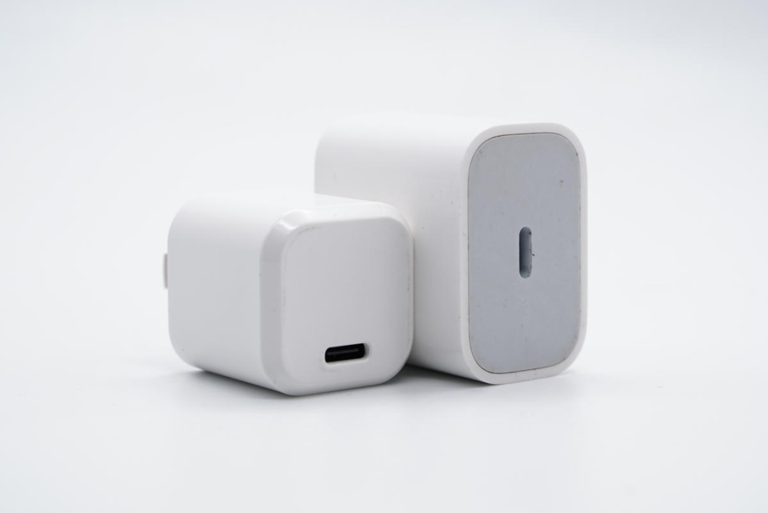 迷你机身，内置高集成电路，这款20W PD快充设计绝了