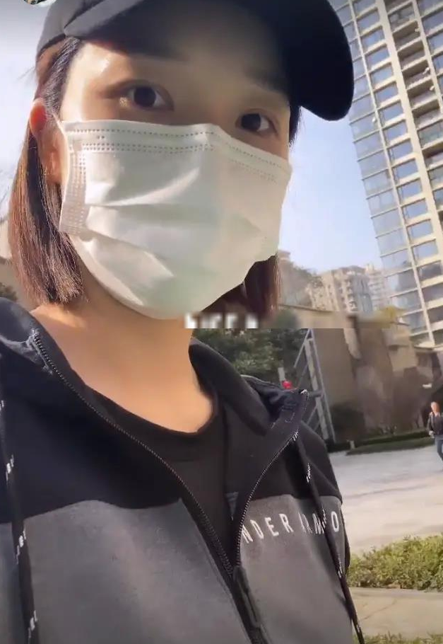 李亞男二胎產後罕見露臉，小區溜娃狀態超好，2歲大女兒活潑可愛