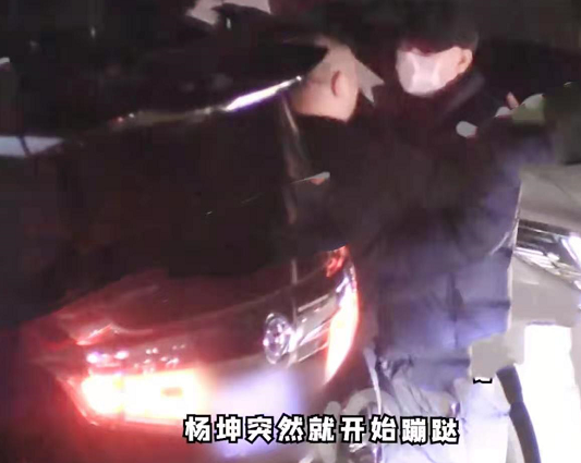 杨坤酒吧庆生排场大，成龙深夜赶来被搀扶，冯小刚醉酒走路都摇晃