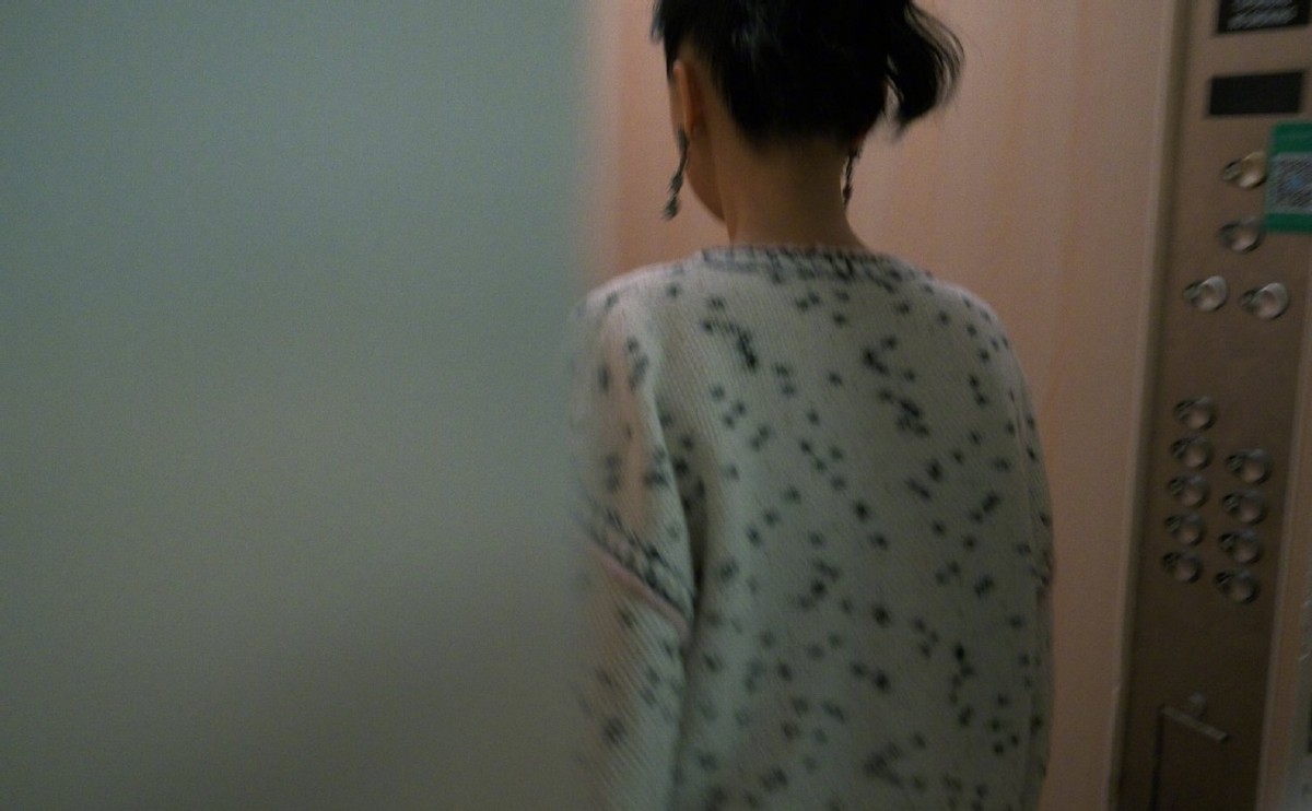 周迅穿香奈儿越来越大胆！优雅套装里穿土味弹力裤，居然都没翻车