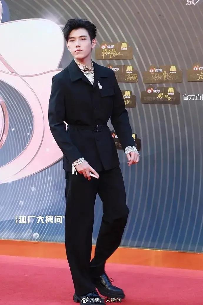 微博之夜张哲瀚 刘昊然 吴磊 朱一龙等男星生图 谁更可 头条汇