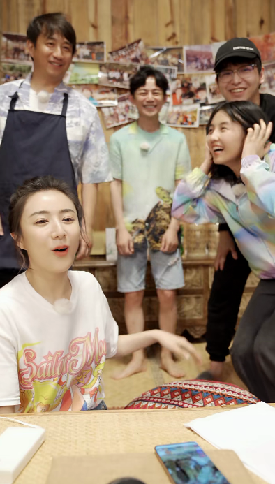 知名男星竟然这样的邋遢！汗臭熏天被嫌弃，何炅黄磊轮番劝其洗澡