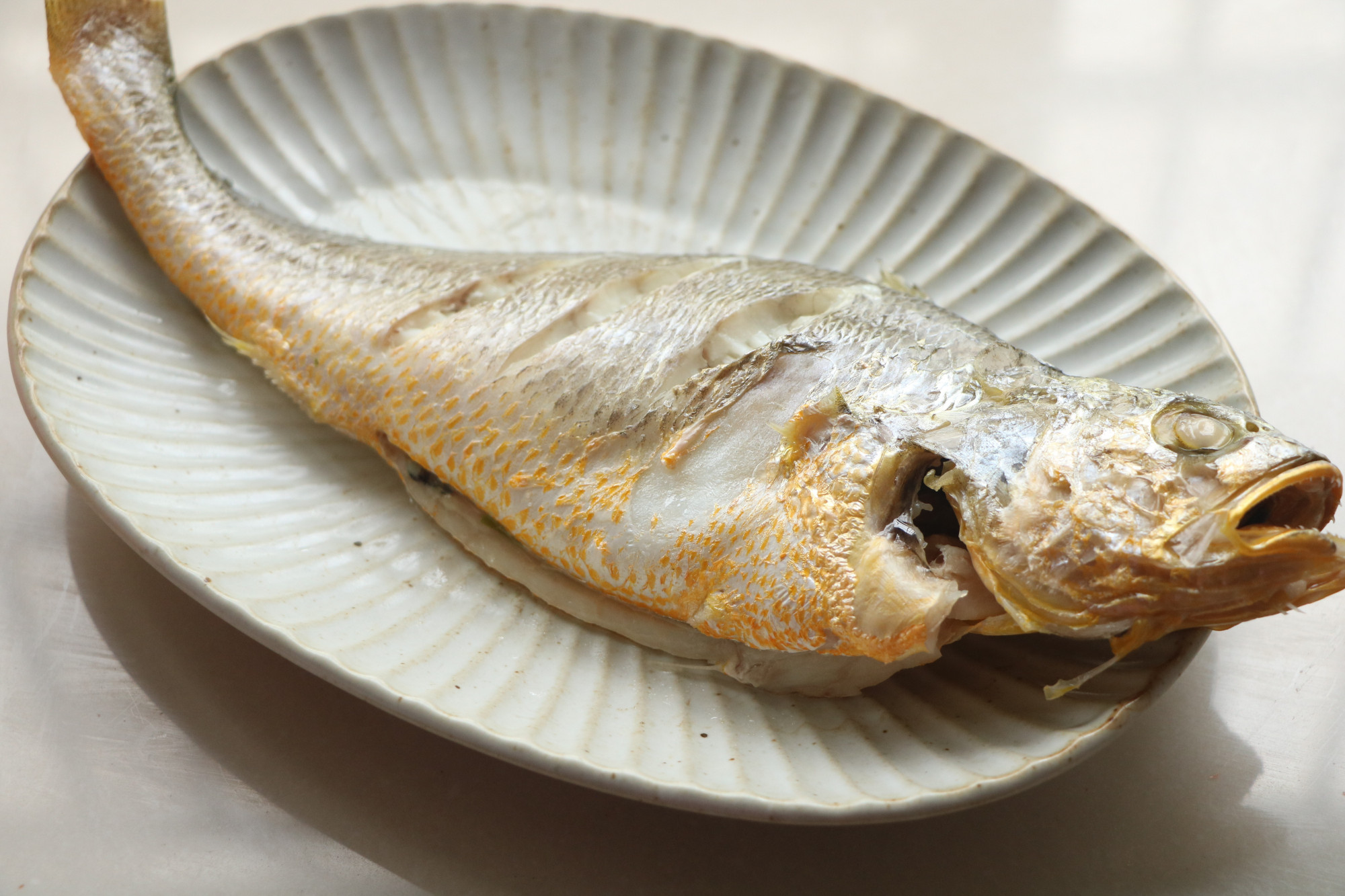 最近迷上了吃鱼，肉多刺少超鲜嫩，不管清蒸红烧，每顿一条不够吃